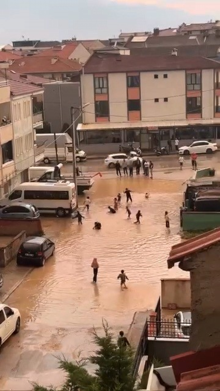 Bursa'da sokaklar göle döndü, vatandaşlar zor anlar yaşadı - Bursa Hayat - 4