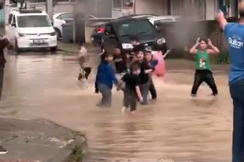 Bursa'da sokaklar göle döndü, vatandaşlar zor anlar yaşadı