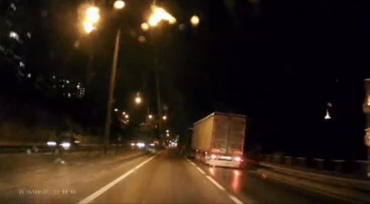 Bursa-Gemlik yolunda kaos! Kontrolden çıkınca makat attı - Bursa Hayat - 2