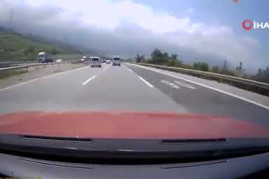 Otobanda angus paniği! Sürücüler son anda kurtuldu
