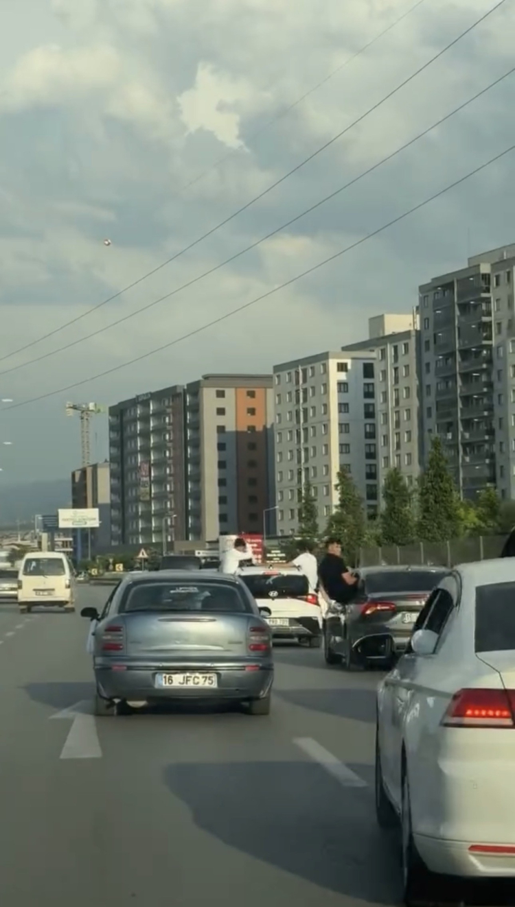 Bursa’da trafiği tehlikeye atan konvoy - Bursa Hayat - 2