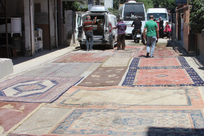 Mahalleli çileden çıktı: Yapılmayan yola halı serdiler