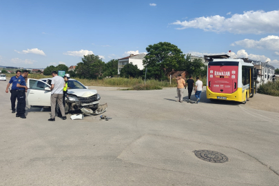 Bursa İnegöl’de otomobil ile özel halk otobüsü çarpıştı