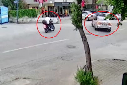 Bursa’da motosiklet ile otomobilin çarpıştığı kaza kamerada
