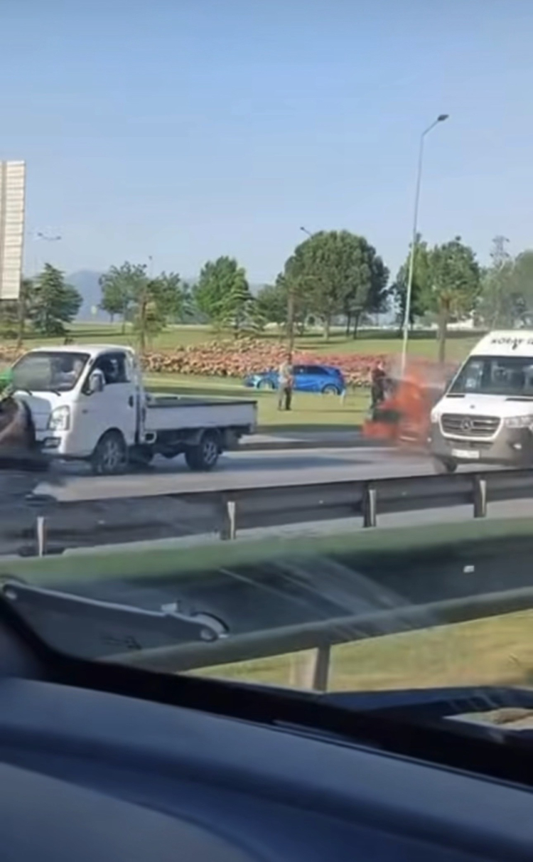 Bursa'da otomobilin içi bir anda alevlere teslim oldu - Bursa Hayat - 2