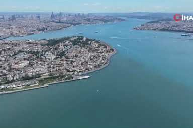 İstanbul Boğazı'nda turkuaz ve mavinin büyüleyici buluşması
