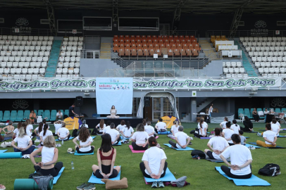 Nilüfer’de eğitmenler eşliğinde yoga çalışması yapıldı