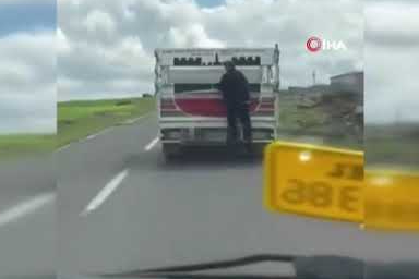 Kamyonete tutunup kilometrelerce yol gitti!