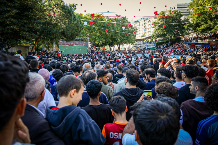 Dev ekranda tek yürek: Bursa milli takım için meydanda buluştu - Bursa Hayat - 2