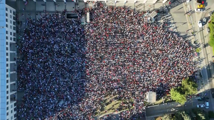 A Milli Futbol Takımı'na destek vermek için Bursa'da düzenlenen dev konvoyda yaklaşık 250 araç ve 700 vatandaş bir araya geldi. Türk bayraklarıyla süslenen araçların oluşturduğu renkli kortej, kentte milli heyecanı zirveye taşırken, ortaya çıkan görüntüler dron kameralarına yansıdı. - Bursa Hayat - 6