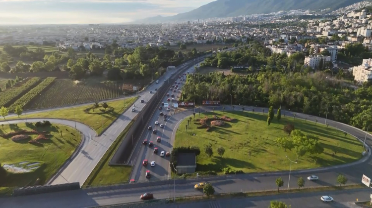 A Milli Futbol Takımı'na destek vermek için Bursa'da düzenlenen dev konvoyda yaklaşık 250 araç ve 700 vatandaş bir araya geldi. Türk bayraklarıyla süslenen araçların oluşturduğu renkli kortej, kentte milli heyecanı zirveye taşırken, ortaya çıkan görüntüler dron kameralarına yansıdı. - Bursa Hayat - 7