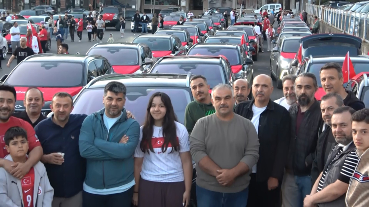 A Milli Futbol Takımı'na destek vermek için Bursa'da düzenlenen dev konvoyda yaklaşık 250 araç ve 700 vatandaş bir araya geldi. Türk bayraklarıyla süslenen araçların oluşturduğu renkli kortej, kentte milli heyecanı zirveye taşırken, ortaya çıkan görüntüler dron kameralarına yansıdı. - Bursa Hayat - 5