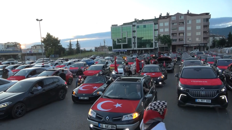 A Milli Futbol Takımı'na destek vermek için Bursa'da düzenlenen dev konvoyda yaklaşık 250 araç ve 700 vatandaş bir araya geldi. Türk bayraklarıyla süslenen araçların oluşturduğu renkli kortej, kentte milli heyecanı zirveye taşırken, ortaya çıkan görüntüler dron kameralarına yansıdı. - Bursa Hayat - 4