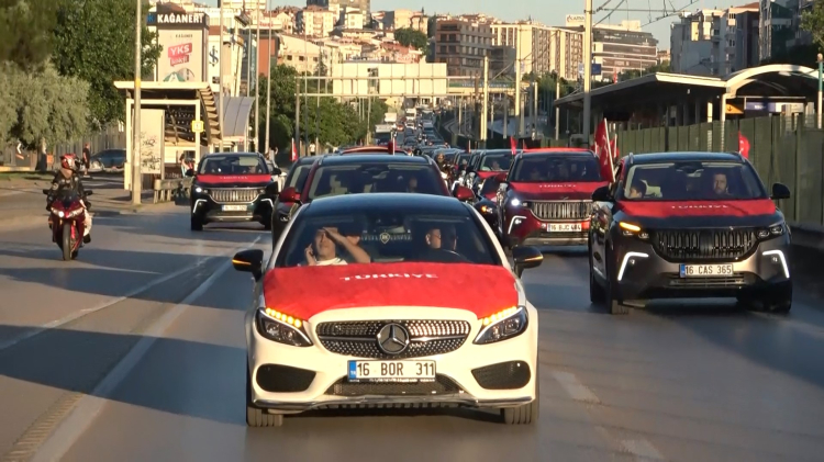 A Milli Futbol Takımı'na destek vermek için Bursa'da düzenlenen dev konvoyda yaklaşık 250 araç ve 700 vatandaş bir araya geldi. Türk bayraklarıyla süslenen araçların oluşturduğu renkli kortej, kentte milli heyecanı zirveye taşırken, ortaya çıkan görüntüler dron kameralarına yansıdı. - Bursa Hayat - 3