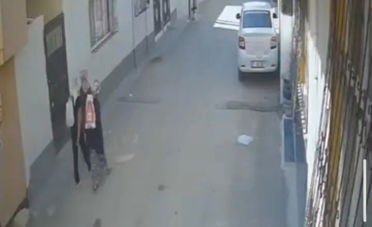 Edinilen bilgiye göre, olay merkez Seyhan ilçesi Gülbahçesi Mahallesi'nde meydana geldi. İddiaya göre kimlikleri henüz belirlenemeyen 3 kadın, bir eve girerek mutfakta bulunan gıda malzemelerini ve elektrikli ocağı aldı. Evde bulunan pirinç, bulgur ve makarnaları toplayan şüpheliler, daha sonra elektrikli ocağı da yanlarına alarak olay yerinden uzaklaştı. Bir süre sonra eve gelen ev sahibi, mutfaktaki malzemelerin ve elektrikli ocağın yerinde olmadığını fark edince durumu polise bildirdi. İhbar üzerine ekipler, şüphelilerin yakalanması için çalışma başlattı. Öte yandan, 3 kadının eve girip malzemeleri alarak uzaklaşması güvenlik kamerası tarafından kaydedildi. Görüntülerde şüphelilerin rahat tavırlarla sokaktan gelip sanki kendi evleriymiş gibi eve girdikleri ve 15 dakika kaldıktan sora çıkıp gittikleri görüldü. -  Bursa Hayat - 3