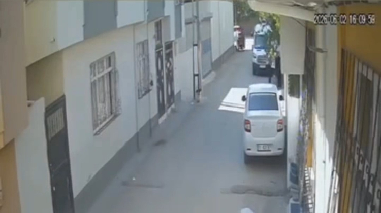 Edinilen bilgiye göre, olay merkez Seyhan ilçesi Gülbahçesi Mahallesi'nde meydana geldi. İddiaya göre kimlikleri henüz belirlenemeyen 3 kadın, bir eve girerek mutfakta bulunan gıda malzemelerini ve elektrikli ocağı aldı. Evde bulunan pirinç, bulgur ve makarnaları toplayan şüpheliler, daha sonra elektrikli ocağı da yanlarına alarak olay yerinden uzaklaştı. Bir süre sonra eve gelen ev sahibi, mutfaktaki malzemelerin ve elektrikli ocağın yerinde olmadığını fark edince durumu polise bildirdi. İhbar üzerine ekipler, şüphelilerin yakalanması için çalışma başlattı. Öte yandan, 3 kadının eve girip malzemeleri alarak uzaklaşması güvenlik kamerası tarafından kaydedildi. Görüntülerde şüphelilerin rahat tavırlarla sokaktan gelip sanki kendi evleriymiş gibi eve girdikleri ve 15 dakika kaldıktan sora çıkıp gittikleri görüldü. -  Bursa Hayat - 2