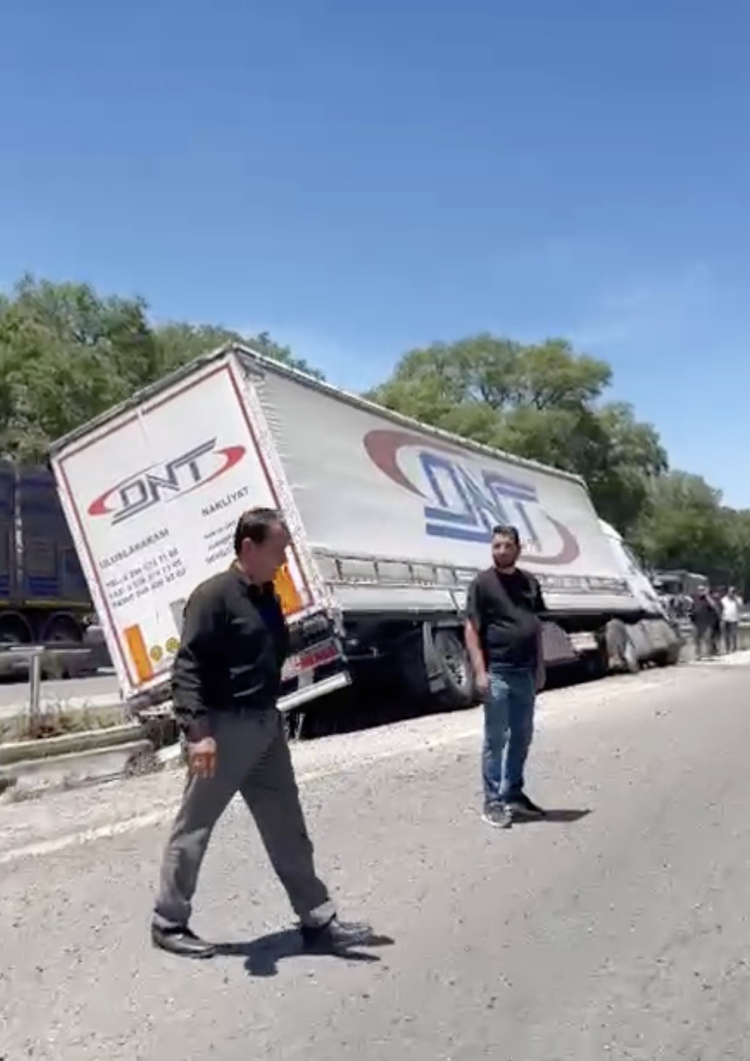 Bursa'da patlayan lastik tırı devirdi - Bursa Hayat - 3
