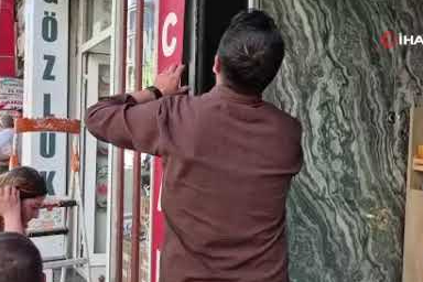 Tabelaya sıkışan yavru kedi esnafın çabasıyla kurtarıldı
