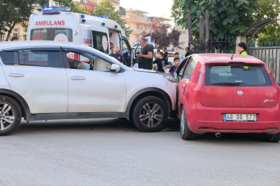 Busa’da kontrolsüz kavşakta çarpıştılar: 4 kişi yaralandı
