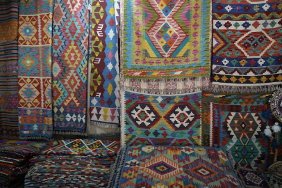 Geçmişin izlerini taşıyan halılar turistlerin gözdesi oldu