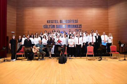 Kestel'de salon tıklım tıklım doldu: Türk Halk Müziği Korosu’na yoğun ilgi