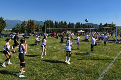Osmangazi'de mini voleybol şenliği: 1300 çocuk sahaya çıktı