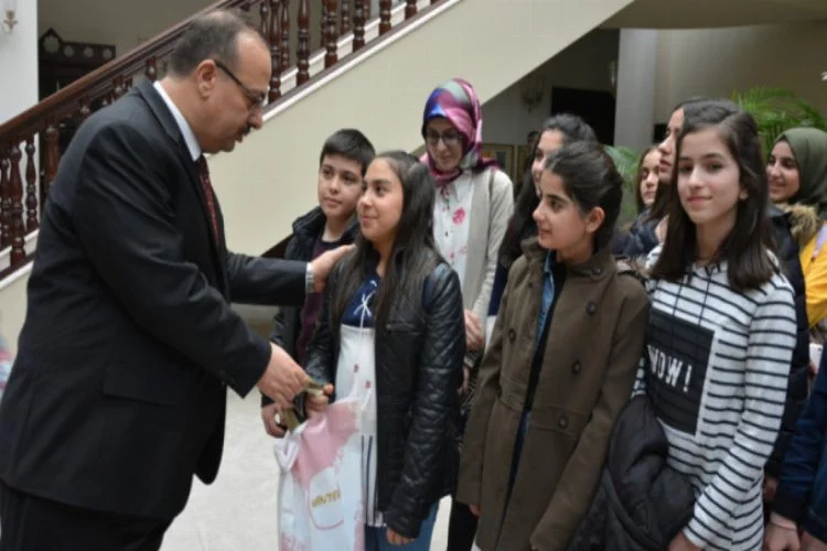 Vali Canpolat'a Erzurumlu çocuklardan ziyaret