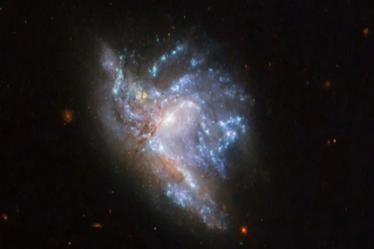 NASA iki galaksinin çarpışma fotoğrafını yayınladı