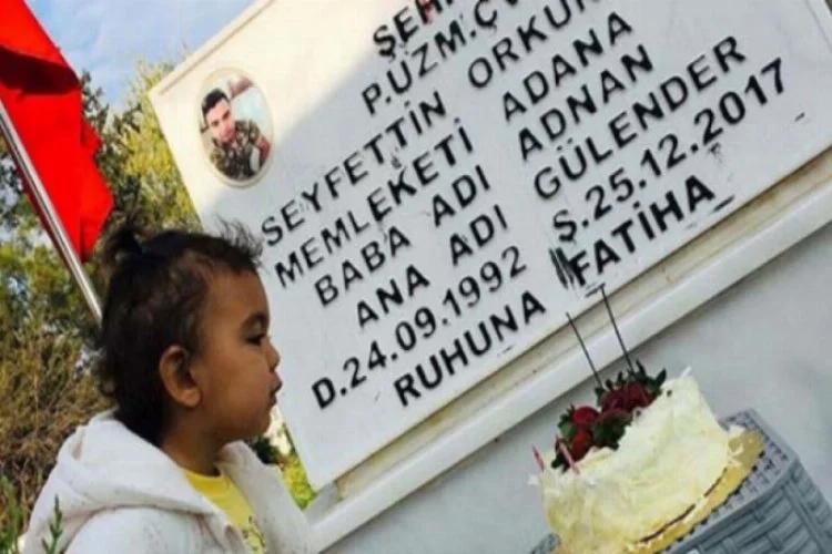Doğum gününü babasının mezarı başında kutladı
