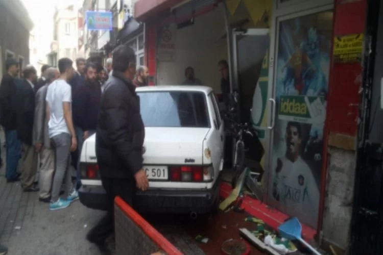 Bursa'da korku dolu anlar! Çocuk sürücü dükkana daldı