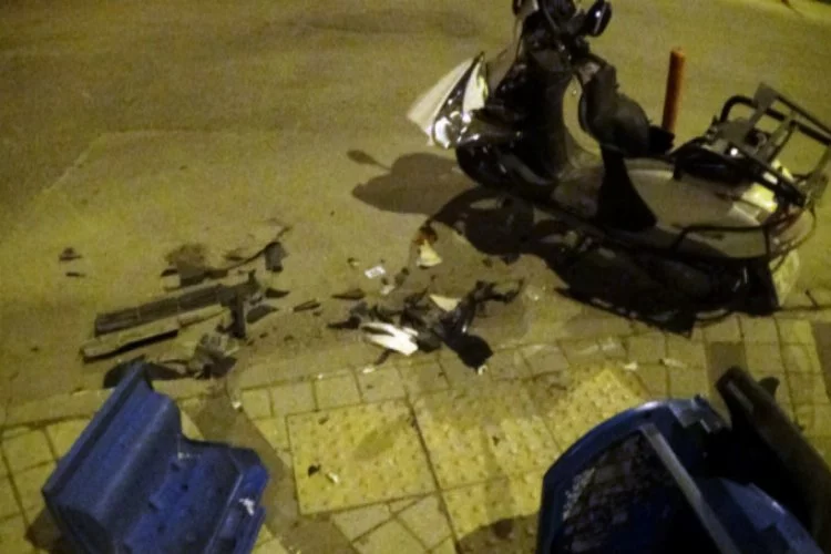 Bursa'da kazada motosiklet parçalara ayrıldı