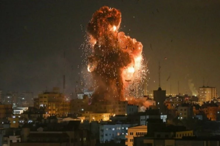 Katil İsrail Gazze'yi vuruyor