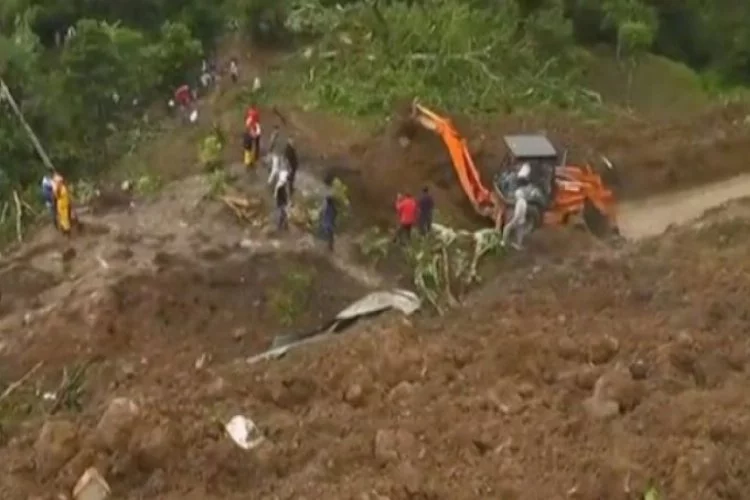 Toprak kaymasında 17 kişi öldü