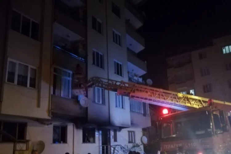 Bursa'da 5 katlı binada korkutan yangın!