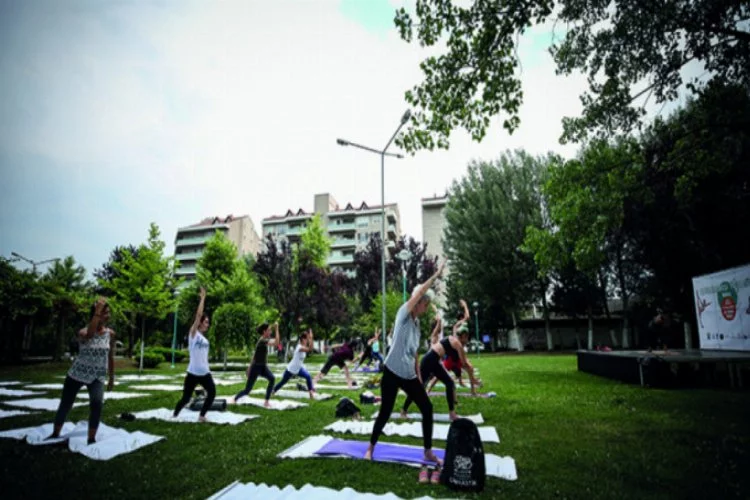 Bursa'da yoga etkinliğinde renkli görüntüler