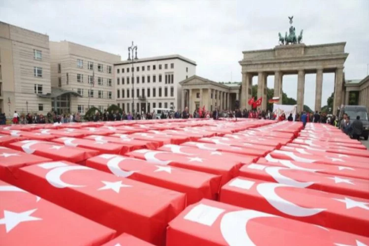 Türk bayrağına sarılı 251 tabut!