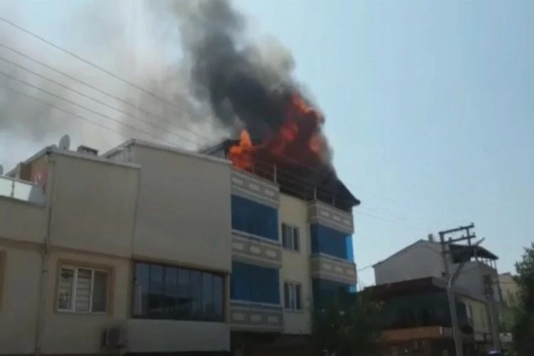 Bursa'da 3 katlı binada yangın!