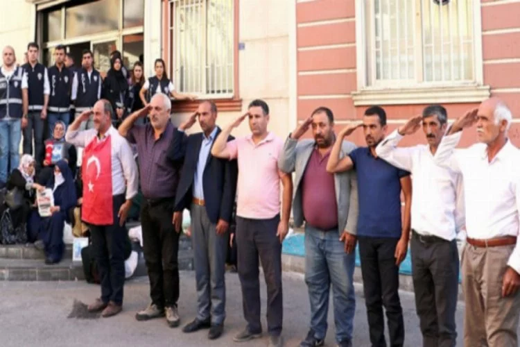 HDP önünde 'asker selamı'!