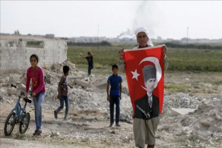 Atatürk posterli Türk bayrağıyla vatan sevgisi aşılıyor