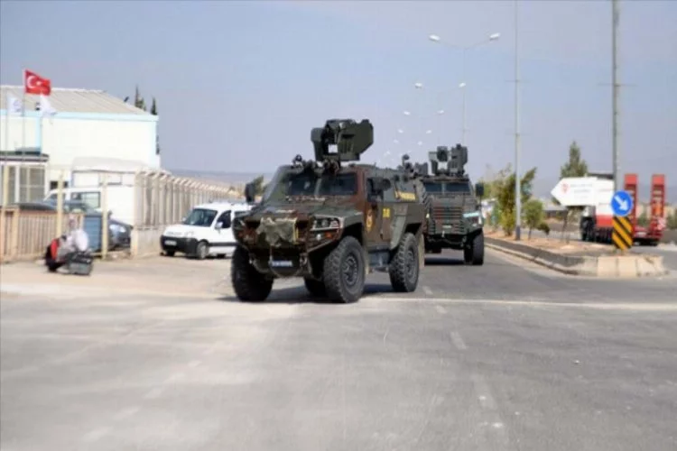 Sınıra zırhlı personel taşıyıcı ve Polis Özel Harekat takviyesi