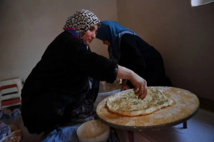 Bursalı köy kadınlarından doğal köy ekmeği