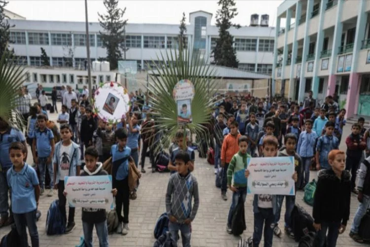 Gazze'de protesto! İsrail okulları hedef alıyor