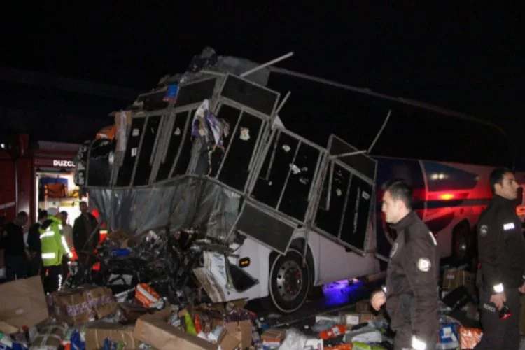 Kargo kamyonu ile otobüs çarpıştı! 2 ölü 26 yaralı