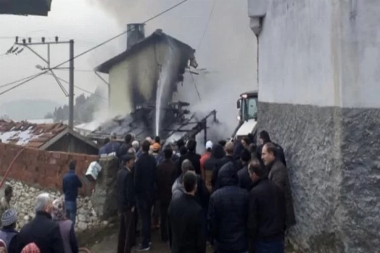 Bursa'da evde yangın çıktı! Evin bir bölümü çöktü