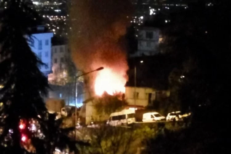 Bursa'da metruk binada yangın