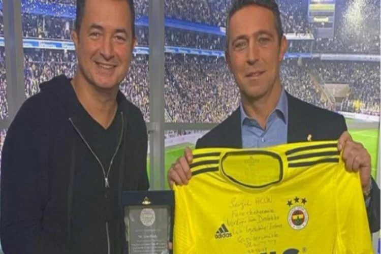 Fenerbahçe Başkanı Ali Koç'tan Acun Ilıcalı'ya forma hediyesi