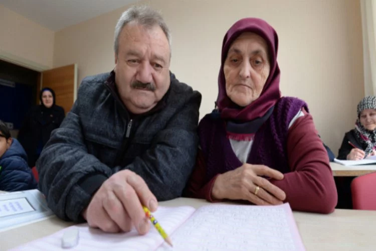 Okumanın yaşı olmadığını gösterdi! Bursa'da 62 yaşındaki kadın...