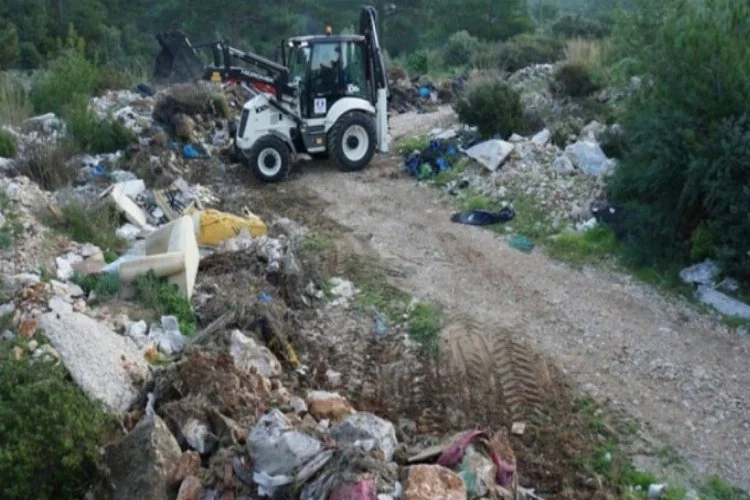 Ormanlık alandan 65 ton çöp toplandı
