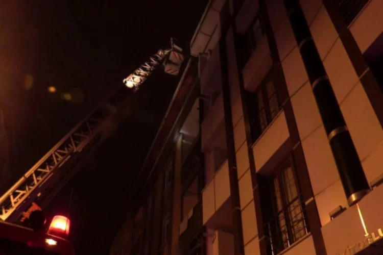 4 katlı binada yangında mahsur kaldılar