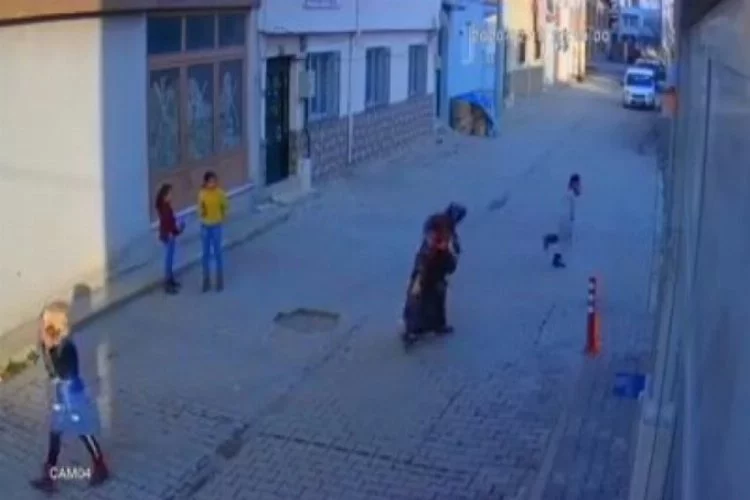 Bursa'da 5 yaşındaki çocuğu sokak ortasında böyle dövdü